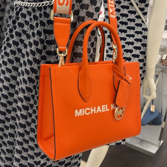 Michael Kors Mirella Sm Pebbled Leather Shopper Top Zip Crossbod XBODY
Poppy
NWT - Picture 15 of 16